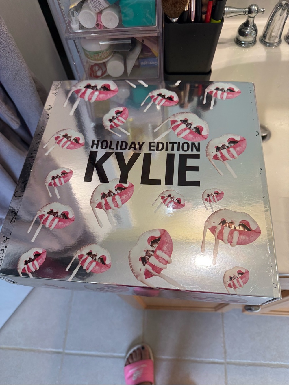 Kylie Cosmetics Holiday Edition Eyeshadow & Lip Set - Pink, Nude, Red, Brown - Picture 2 of 3
